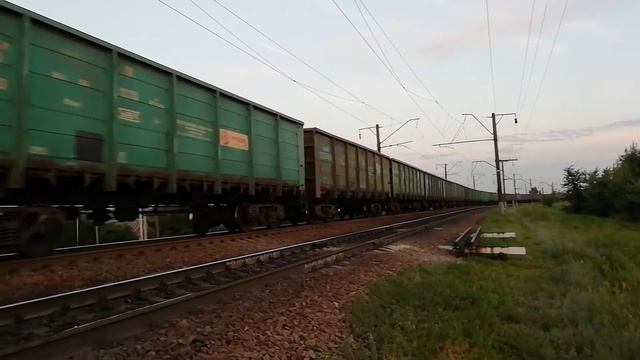 Зелёный ВЛ80С-674 с грузовым поездом смотреть онлайн