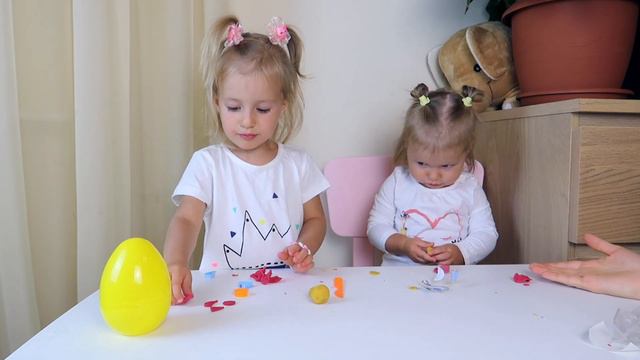 Амелия и Оливия открывают ИГРУШКИ - сюрпризы! ЯЙЦО с пластилином и сюрприз HELLO KITTY смотреть онлайн