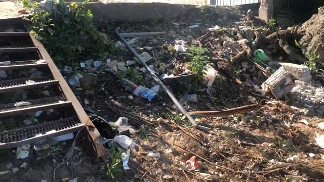 На Старой пристани все завалено мусором смотреть онлайн