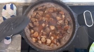 Жаренные лесные грибы в сметане