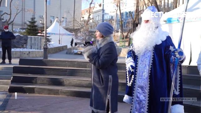 Елки катки и «12 месяцев» Владивосток украшают к Новому году смотреть онлайн