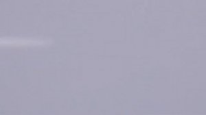 Самолёт в голубом небе с инверсионным белым следом