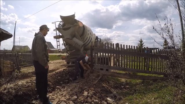 Миксер с бетоном провалился в болото смотреть онлайн