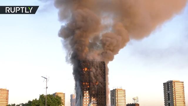?Множество людей, ловушек, прыгающих с башни Grenfell в Ноттинг-Хилле смотреть онлайн