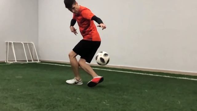 7 СПОСОБОВ КРАСИВО ПОДНЯТЬ МЯЧ: ЗВЕЗДА ФУТБОЛА! (FLICK UP'S) | ОБУЧЕНИЕ, ФРИСТАЙЛ, ФУТБОЛ смотреть онлайн