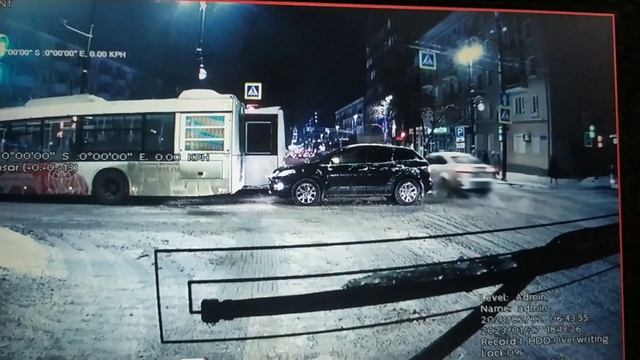 "Дверь мне запилил?" или во всëм виноваты автобусники? смотреть онлайн