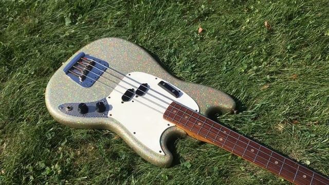 Fender Mustang Bass 1966 in sparkle refinish смотреть онлайн