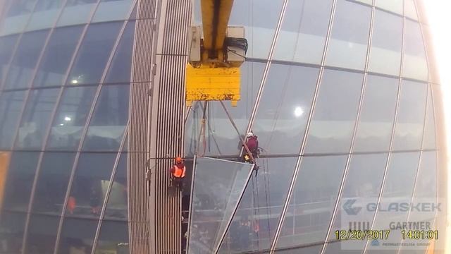 Последний элемент фасада Лахта -Центра.(Installation of the last unit of the Lakhta Center facade.) смотреть онлайн