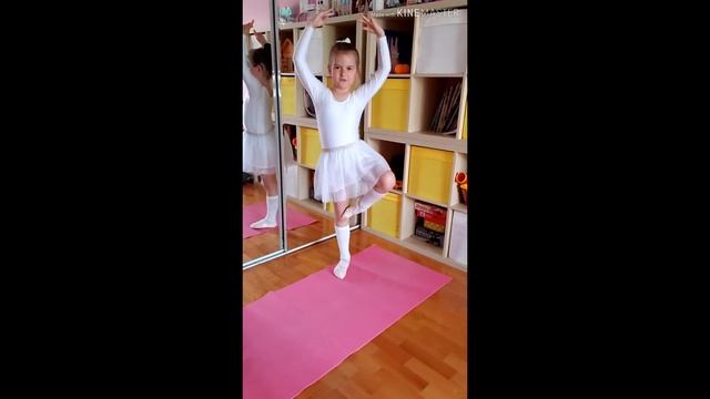 Утренняя зарядка для балерин. Танцевальная разминка для детей. смотреть онлайн