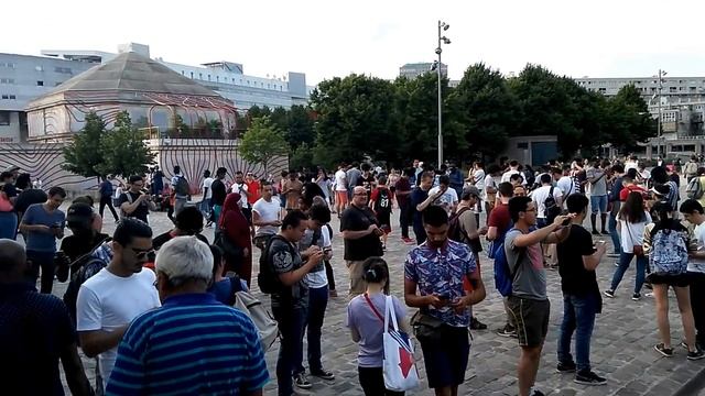 legendary pokemon hunt in Paris park de la Villette / Pokemon Go madness смотреть онлайн