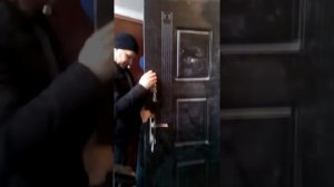 Срезаем анкера и открываем двери.