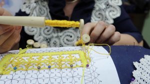 Плетение на коклюшках. Урок 8. Выполнение сцепки в Вологодском кружеве.