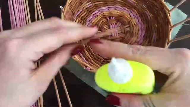 Плетем корзинку из бумажных трубочек для мелочей. Weave a basket for small things or flowers. смотреть онлайн