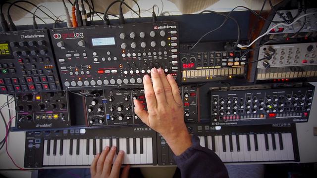 ALIEN INVERSION: Analog Synth Story Impro/Jam. Behringer Model D, SE02, Analog 4, Volcas смотреть онлайн