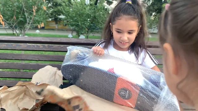 Мне подарили светящийся скейт🥳открываем подарки 🎁 смотреть онлайн