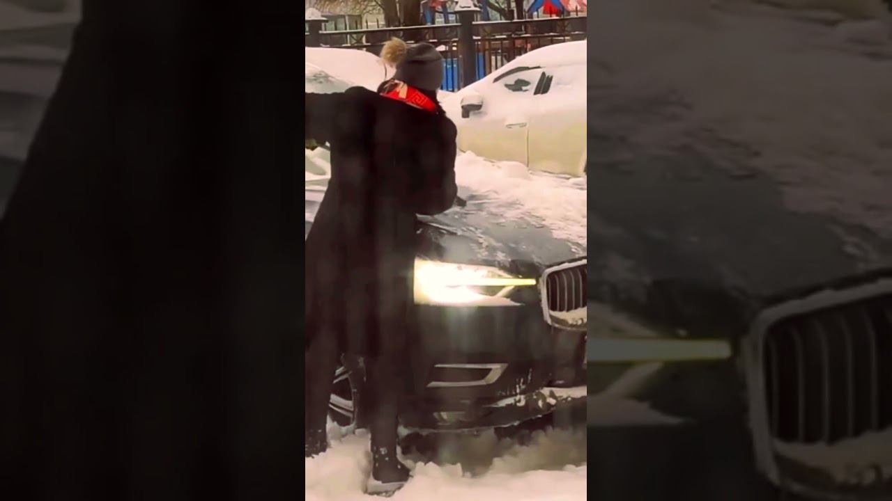 Да что она такое делает?