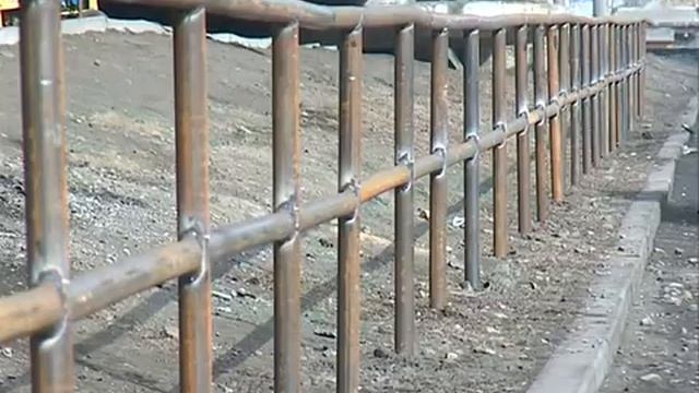 Леерное ограждение устанавливают под мостом в районе Второй речки смотреть онлайн