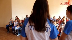 Волонтеры-школьники помогают пожилым людям
