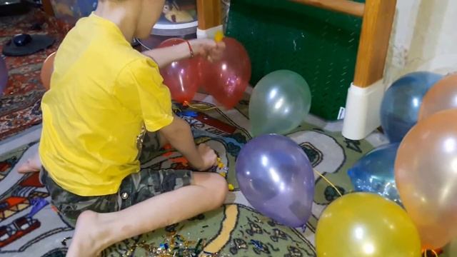 Baloons Шарики воздушные шарики лопает много воздушных шаров a lot of multicolored inflated balloon смотреть онлайн