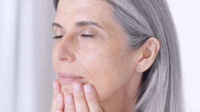 Как наносить дневной крем Nutri-Lumière смотреть онлайн