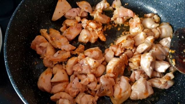 Рисовая лапша (она же фунчоза). Простенький рецепт с курицей и перцем. смотреть онлайн