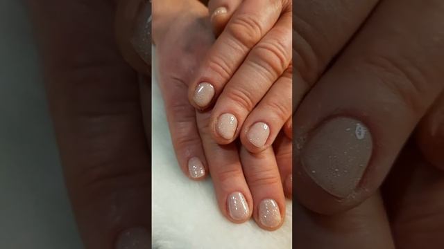 Нежный маникюр с блёстками ✨ смотреть онлайн