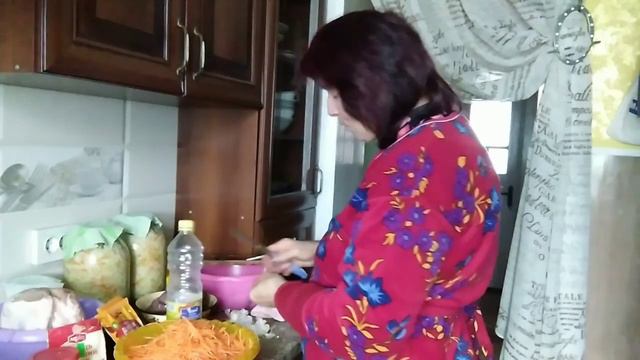 Ненавиджу цей день,але готуюсь! Салат по - корейські з пупків. #салатпокорейські #життявселі смотреть онлайн