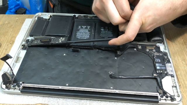 Замена батареи MacBook Pro 13 Early 2015 A1502
