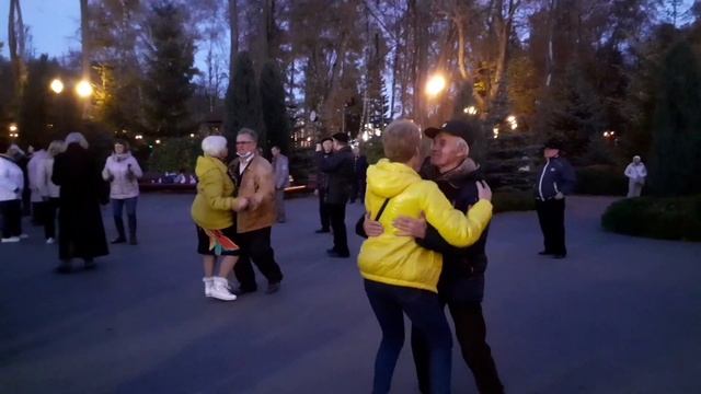 ОНА ЛЮБИЛА РОЗЫ!???/ТАНЦЫ В ПАРКЕ ГОРЬКОГО ХАРЬКОВ ОКТЯБРЬ 2021 смотреть онлайн