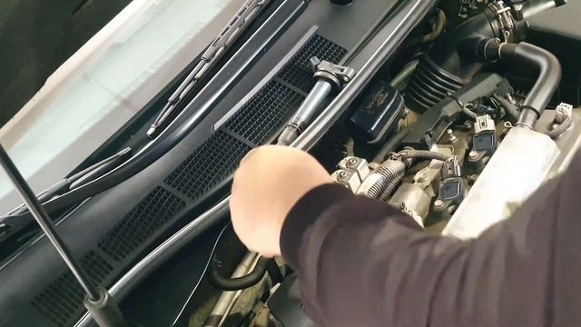 Как заменить свечи зажигания на Toyota Camry XV50 (2011-2017) смотреть онлайн