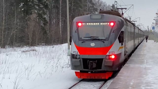 Электропоезд ЭП2Д-0122 платформа Захарово до станции Большая Волга. 04.02.2023. смотреть онлайн