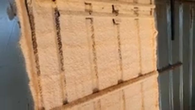 Напыляемый  утеплитель Polynor Пена для богатых . покраска стены пеной от маляра . отлично горит