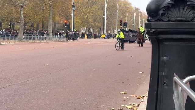 Changing of the Guards at The Mall - A Majestic Display of British Military Pageantry смотреть онлайн