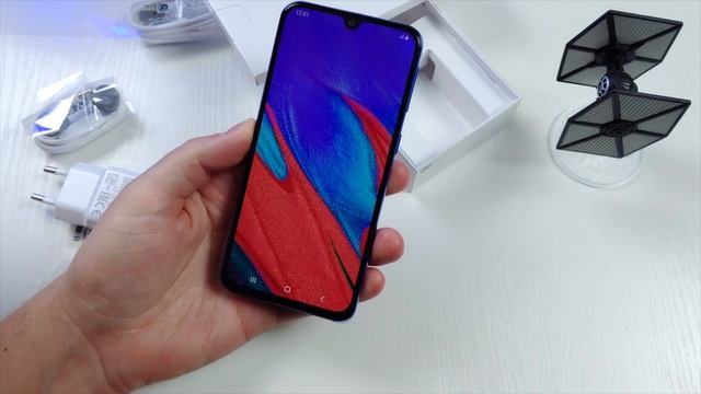 Samsung Galaxy A40 - Распаковка | Комплектация | Внешний Вид смотреть онлайн