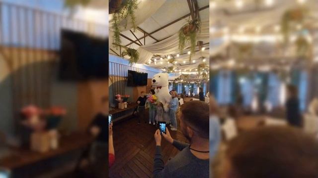 мишка Тимофей пришёл поздравить с днем рождения Елену))) смотреть онлайн