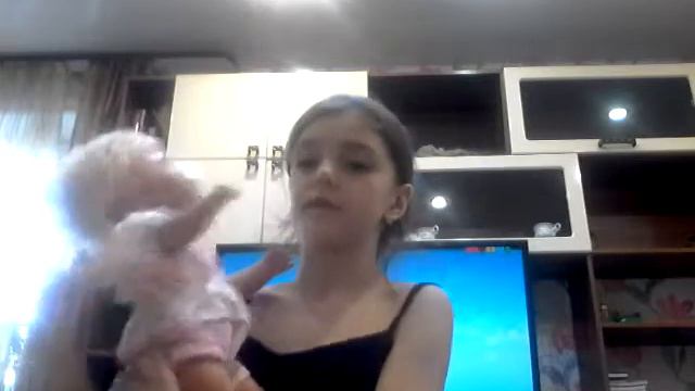 Учимся правильно держать малыша или малышку😇 смотреть онлайн