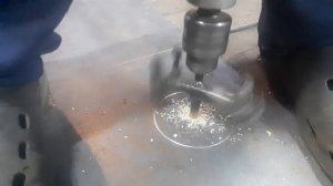 Как просверлить большое отверстие в металле.