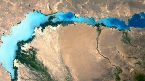 Уникальное озеро Балхаш в Казахстане, пресная вода не смешивается с солёной