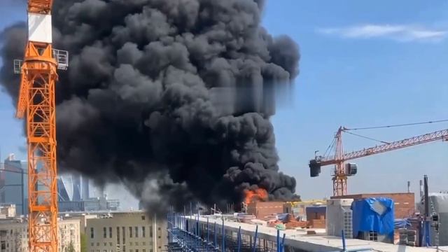 Москва, пожар в районе Поклонной горы, Москва горит! Кутузовский 27 апреля 2023 г. смотреть онлайн