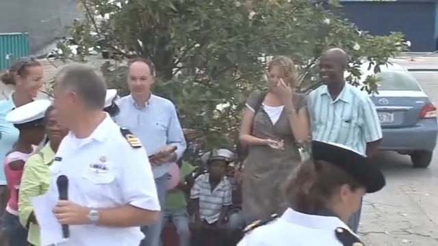 Bemanning Hr Ms Amsterdam schenkt schoolbus смотреть онлайн