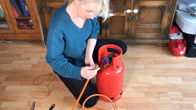 Attaching a Burner Torch to Propane Tank смотреть онлайн