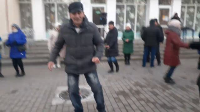 18.02.2024.🥰🤗💞А я несу тебе цветы 💐. Владимир Ждамиров.В Гомельском парке. смотреть онлайн