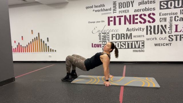 ягодичный мост на полу с подъемом руки (Функц) смотреть онлайн