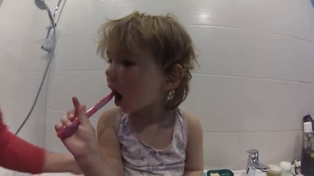 Чистим зубы перед сном | Мира и зубная щетка | Ребенок чистит зубы смотреть онлайн