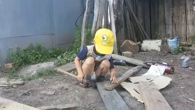Данил забивает гвозди 2017 год. 4 года смотреть онлайн