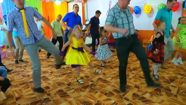 Танец пап и дочерей я люблю Буги Вуги ?? Стиляги на утреннике в детском саду смотреть онлайн