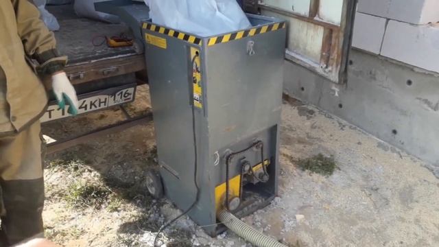 Закачка (задувка) Эковаты в клееный полый брус (двойной клееный брус). смотреть онлайн