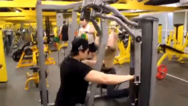Shoulders workout w/Dmitry Pronuzo смотреть онлайн