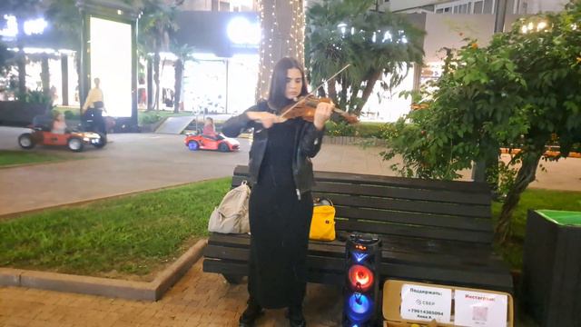 Музыкант, очень красивая игра на скрипке 🎻 смотреть онлайн