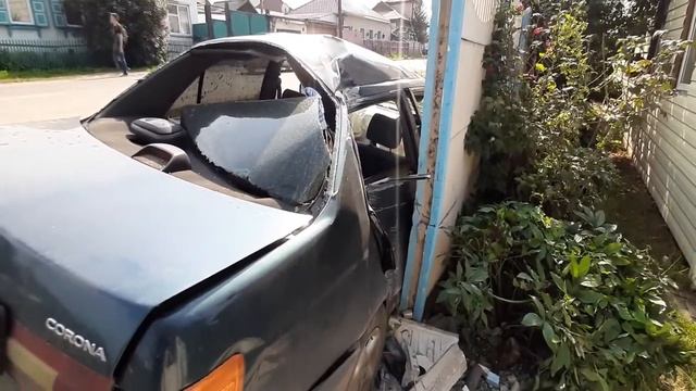 На правобережье Красноярска автомобиль врезался в стоящую машину, электроопору и забор смотреть онлайн